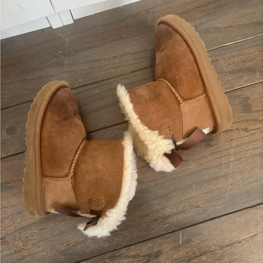 Ugg Bailey Bow Kids Boots Size 9 in Brown Cute Cozy Slip On